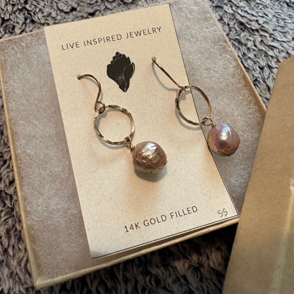 🆕Live Inspired Womans 14k Gold-filled high-lust Cultured Pearl Earring❤️MSRP:$55 - Picture 3 of 4